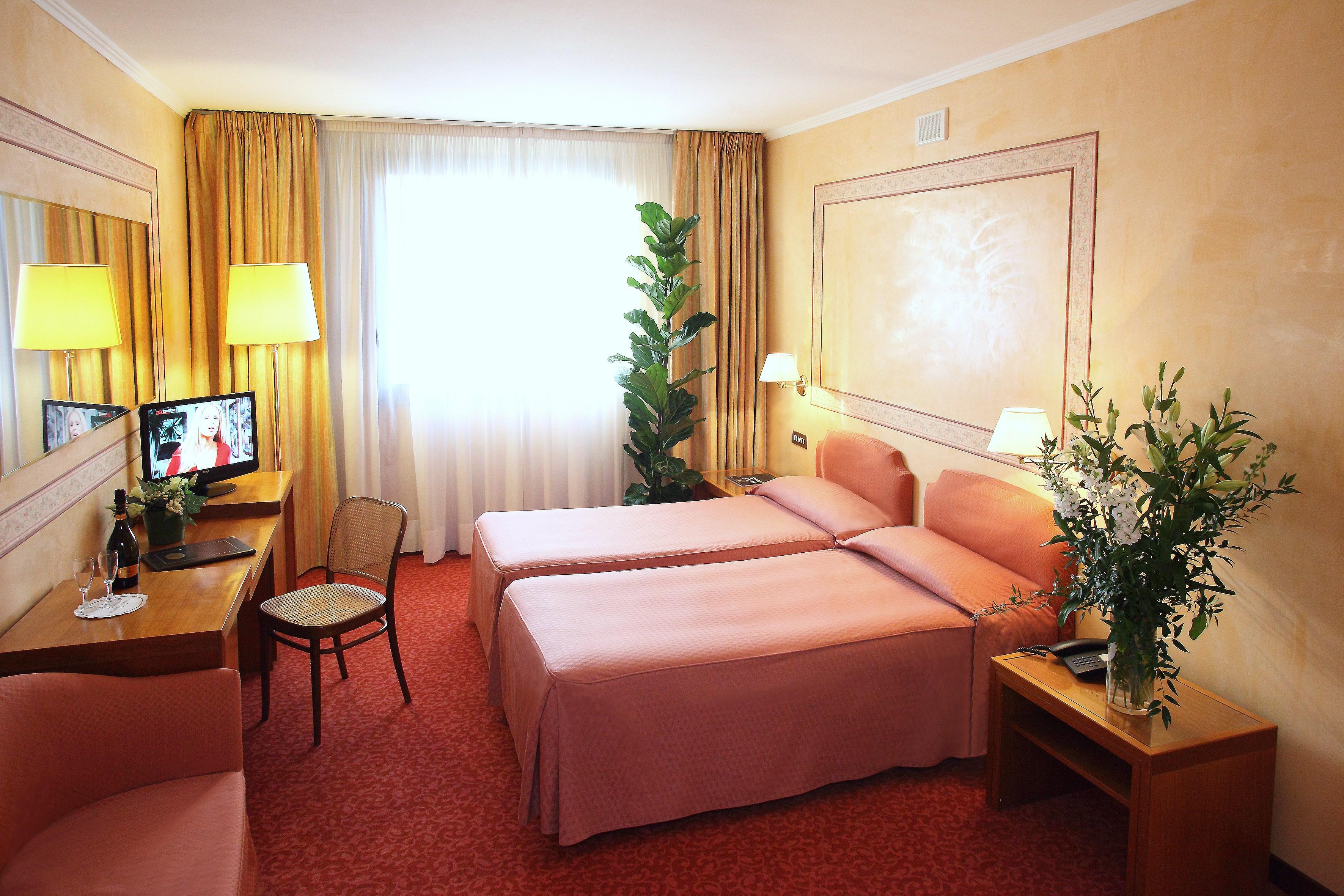 Hotel Cyrano Saronno Exterior foto