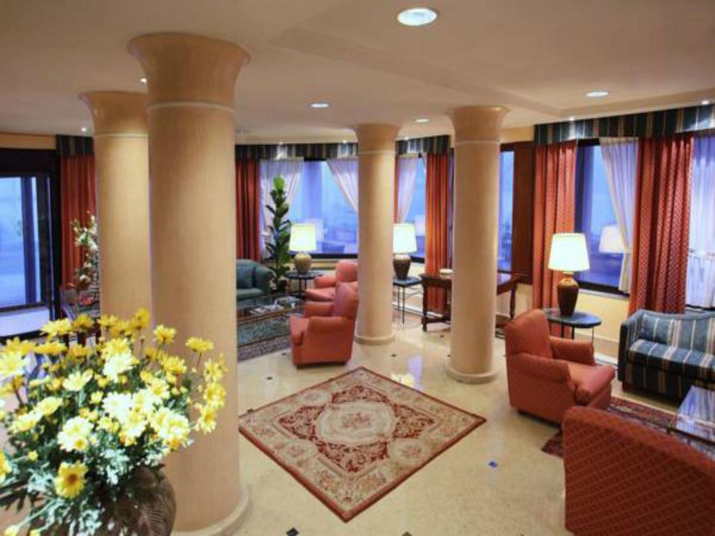 Hotel Cyrano Saronno Exterior foto