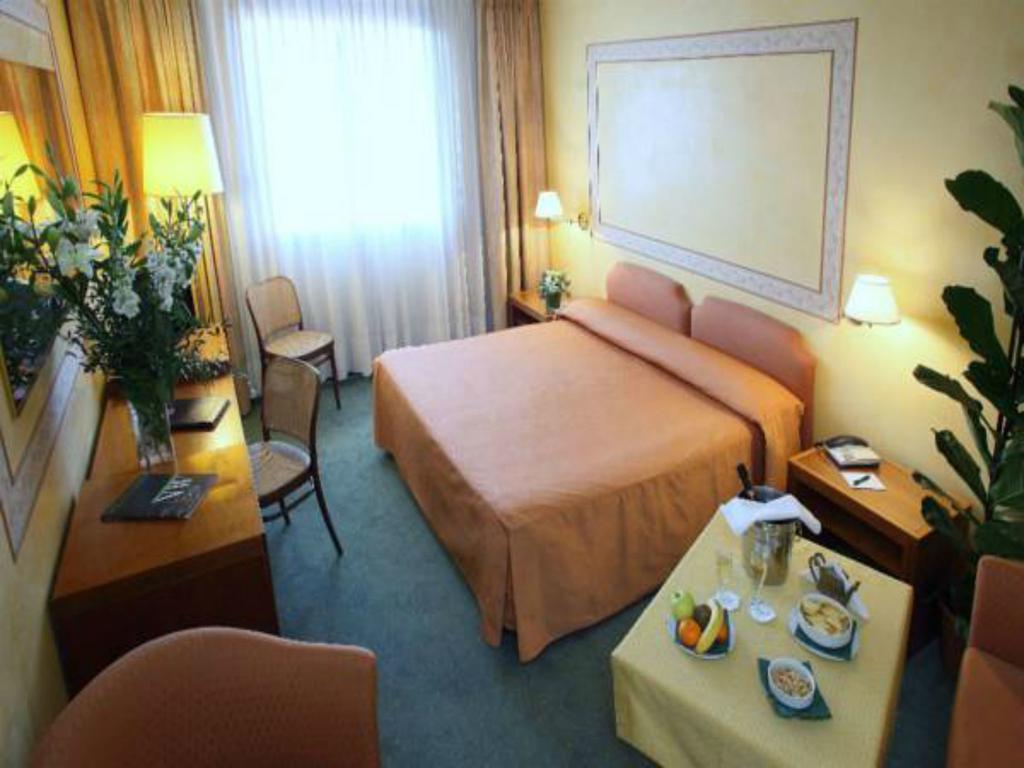 Hotel Cyrano Saronno Exterior foto